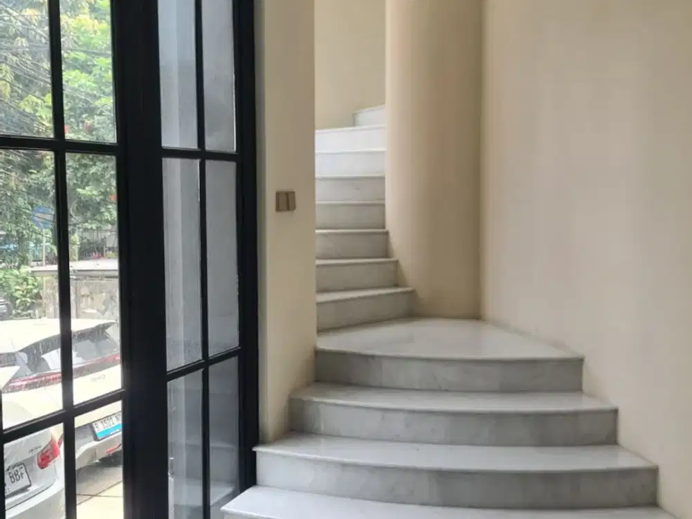 RUANG USAHA LANTAI 3 DAN ROOFTOP SENOPATI GUNAWARMAN BANGUNAN BARU ADA PARKIR BASEMENT DAN LIFT
