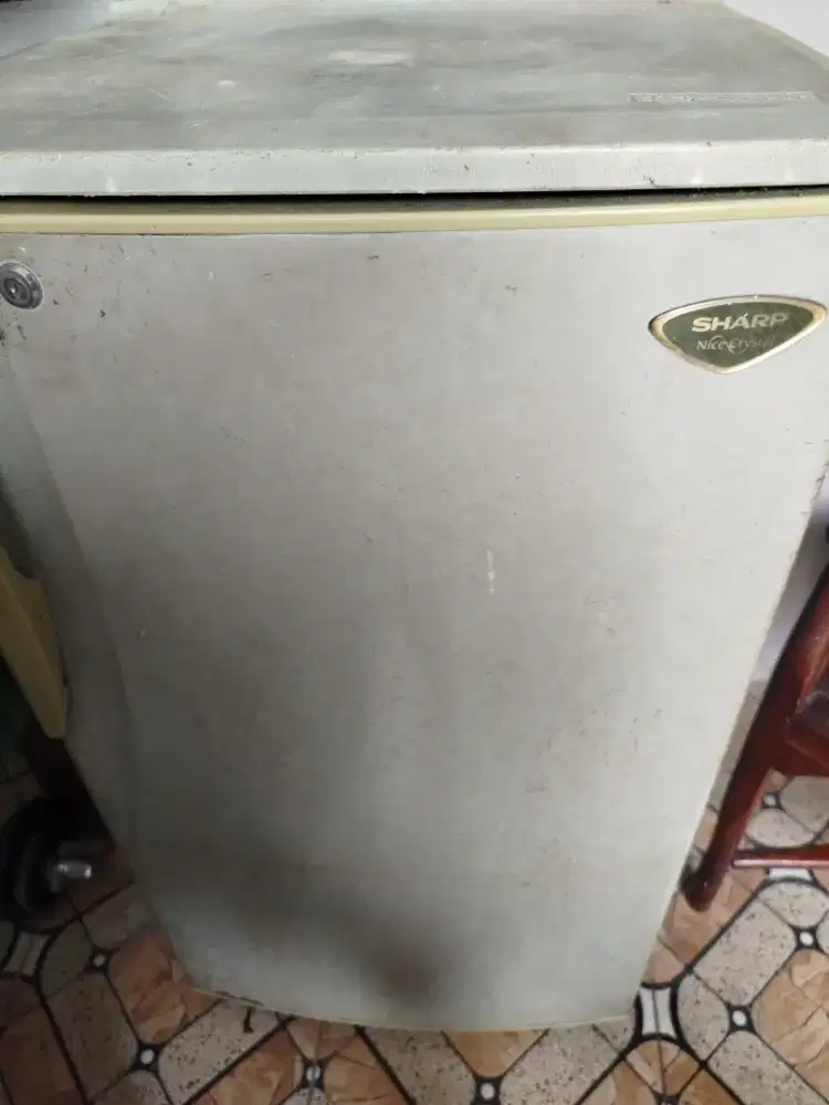 Kulkas frizzer es batu merek sharp