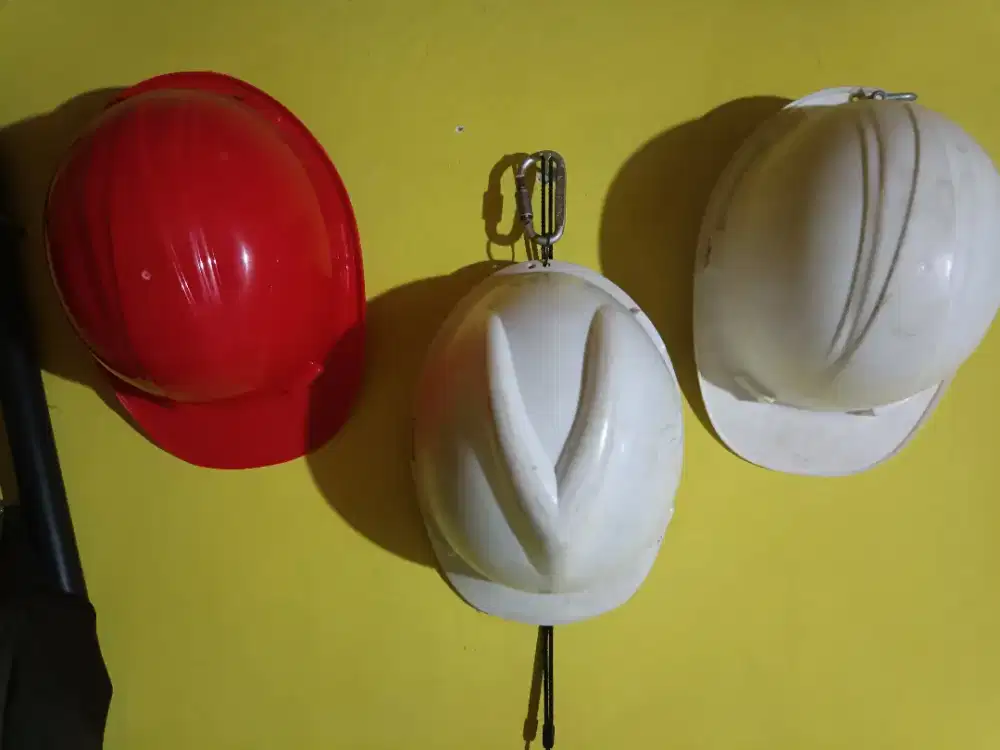 Helm proyek baru dan bekas