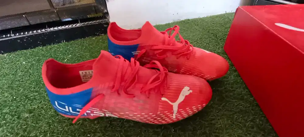 Dijual 2 Sepatu bola ukuran 42 insole 27cm Mulus