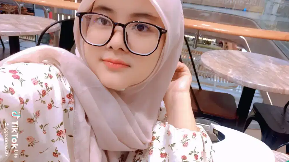 Cari pekerjaan host live