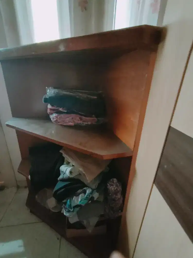 Rak kayu untuk sudut ruangan