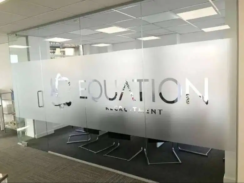 Spesialis sticker sanblasting cutting logo stiker kaca film buram solo