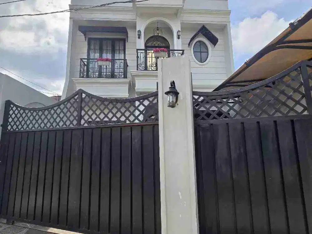 Rumah mewah design classic dengan jacuzzi dan Rooftop di Condet Jaktim