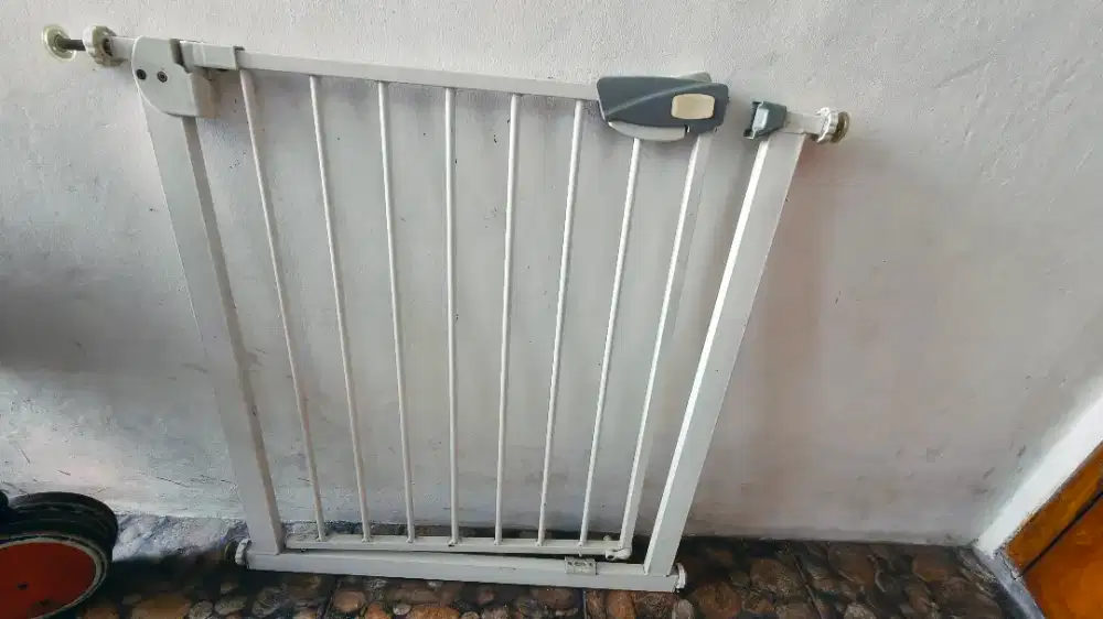 Pagar pintu untuk bayi