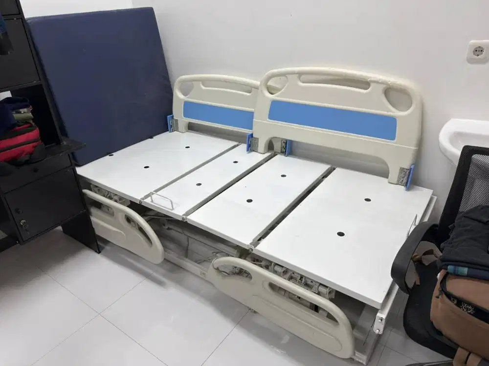 Bed Pasien ICU Elektrik selaco 3 Crank KupuKupu dengan remotdan matras