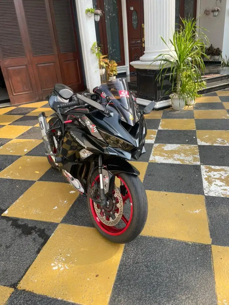 Zx25r hitam non abs tahun 2022