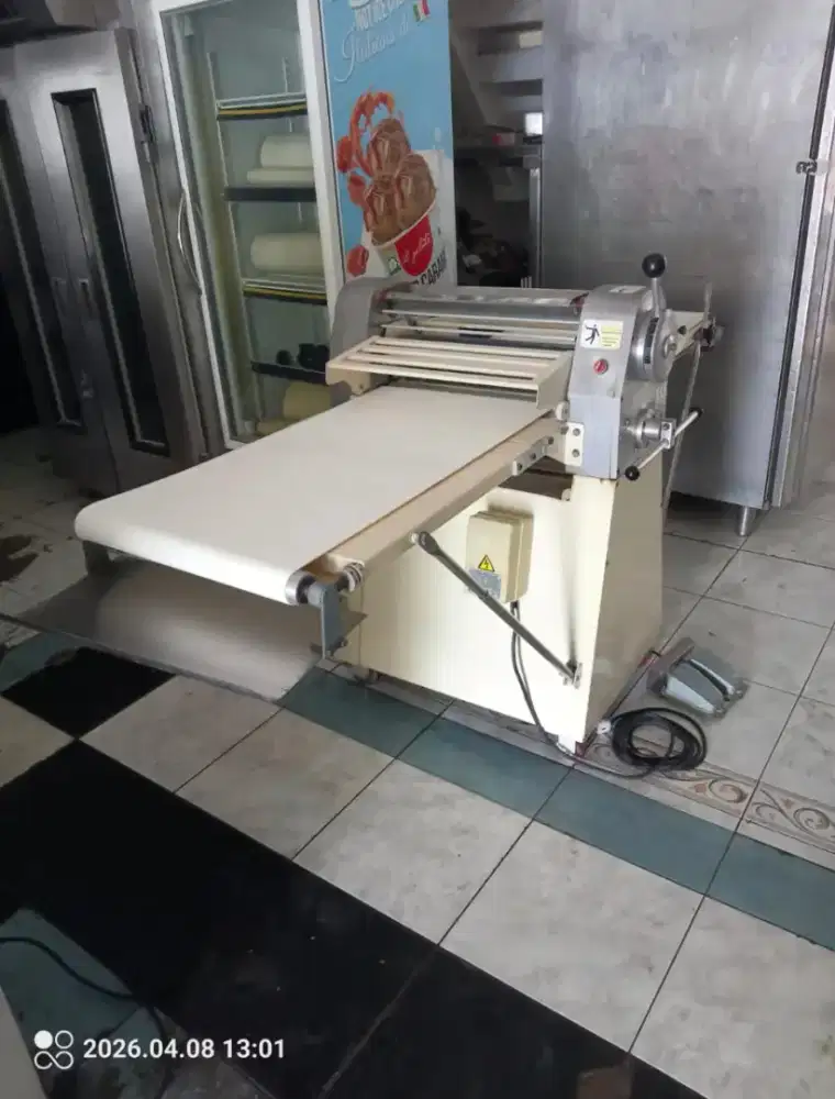Mesin standing dough sheeter penipis adonan merk Lung Pang Taiwan