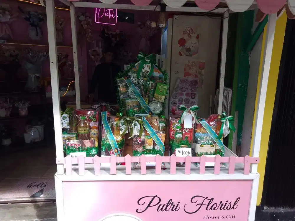 Dicari penjaga toko bunga