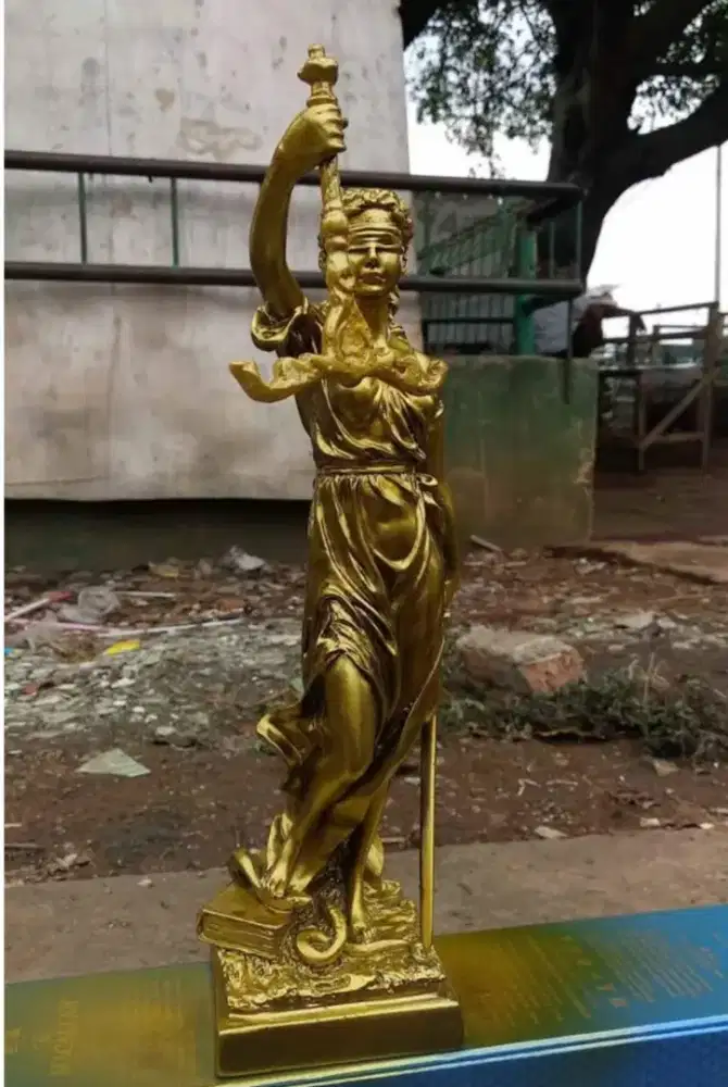 patung dewi keadilan ukuran 30 cm