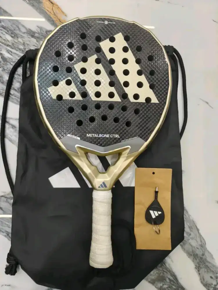 Raket padel - perlengkapan olahraga