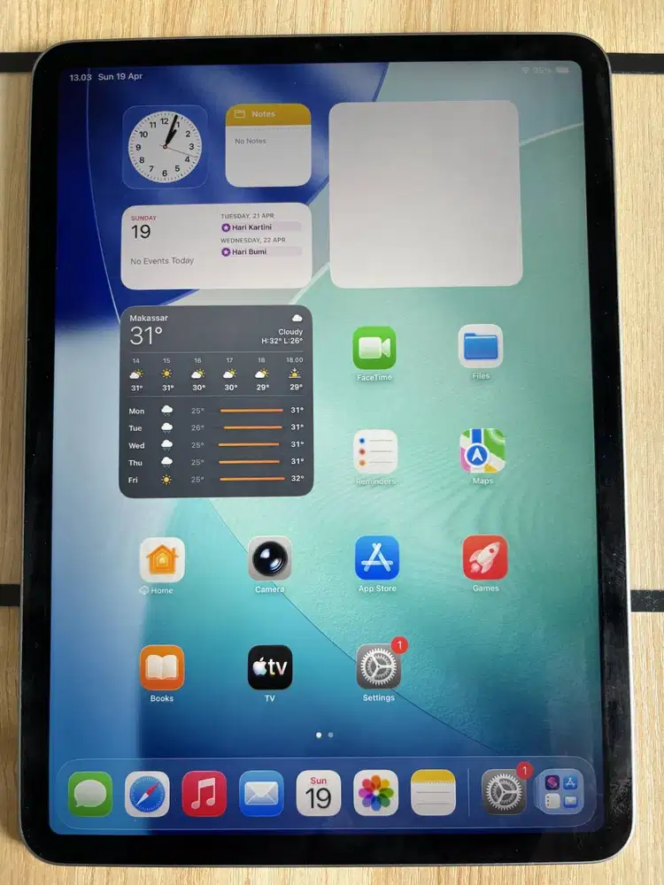 iPad Pro 11 inch 128GB Space Gray M2 with ESR Keyboard Apple Pencil 2