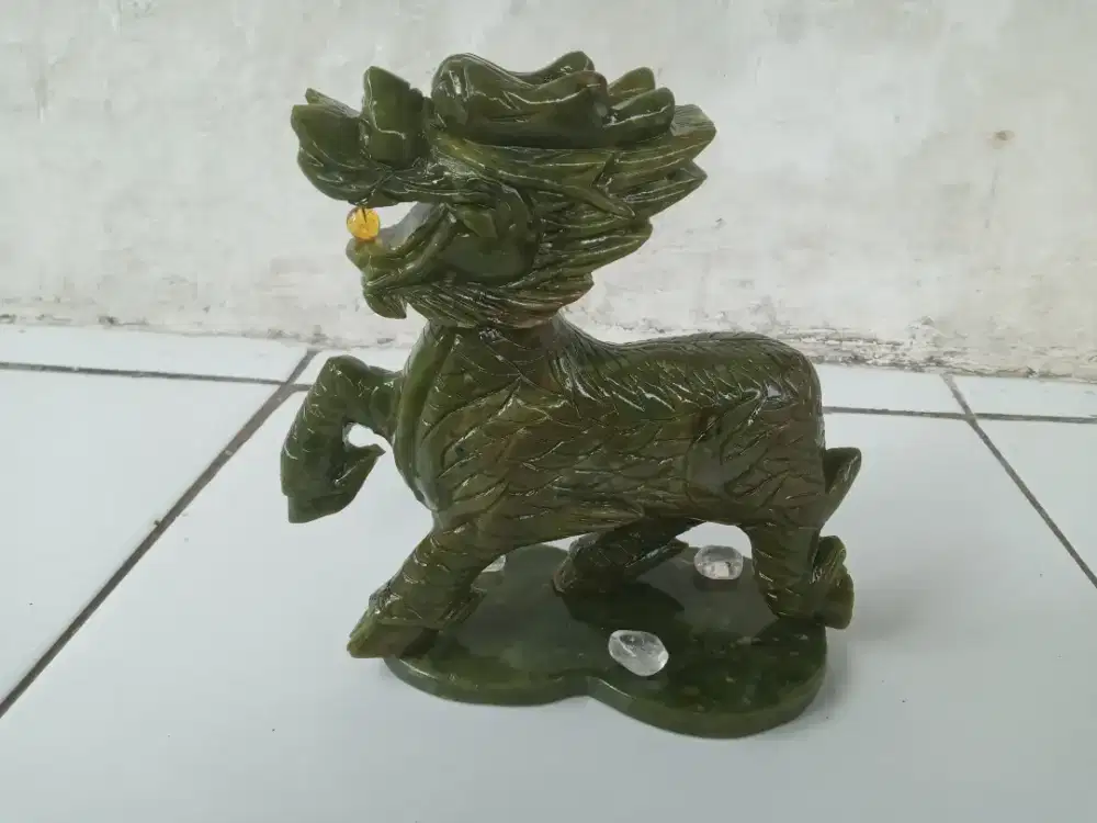 Patung Qilin Giok Hijau Natural Tembus Senter + Bonus Kristal Mulia