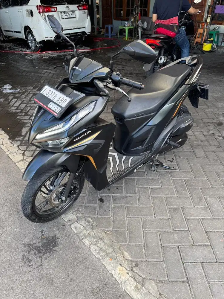 Honda Vario 125, 2022 / warna hitam, low KM dan surat lengkap