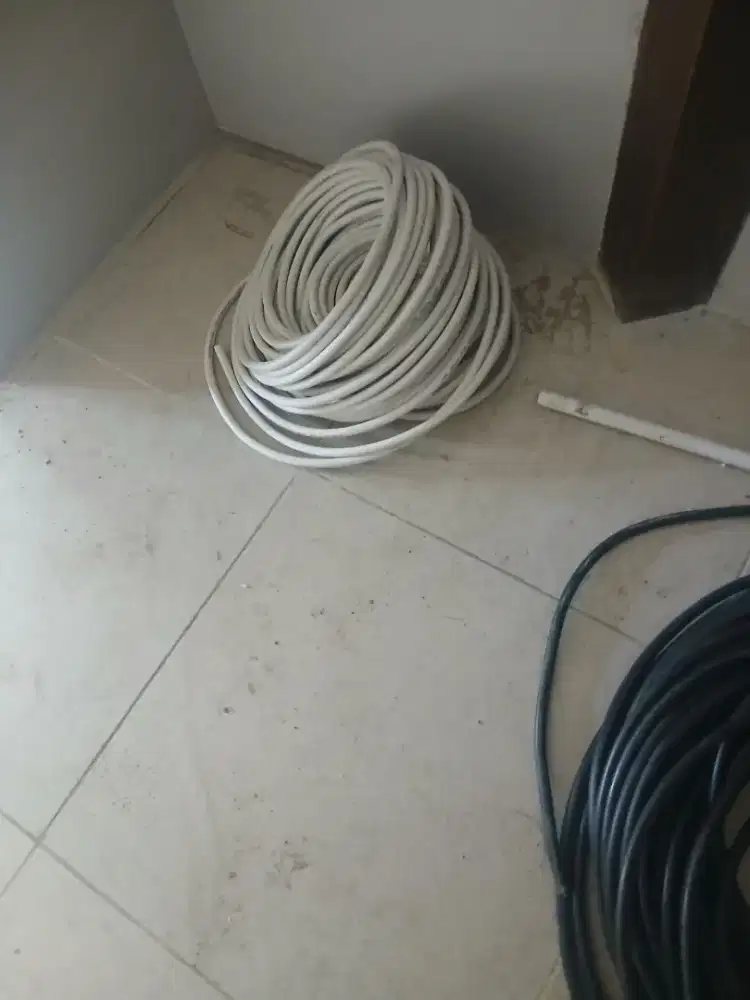 Tukang listrik dan pipa