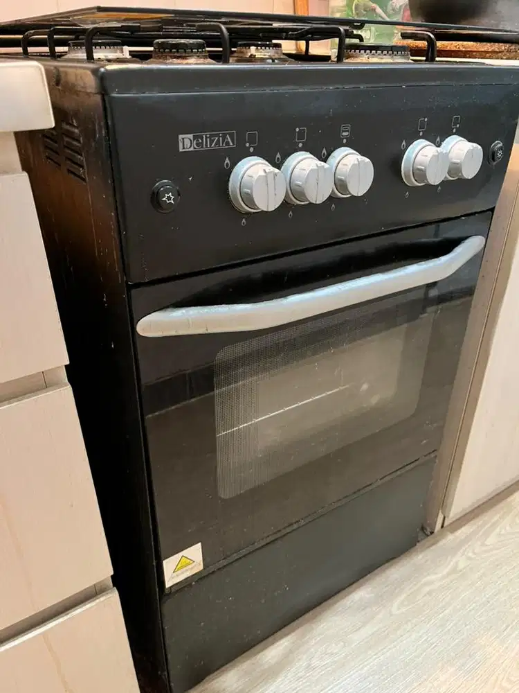 Dijual / For Sale Kompor Freestanding Delizia 4 Tungku Kondisi Normal