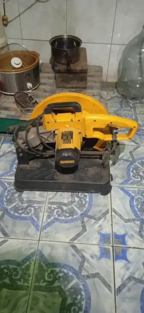 Mesin potong DeWalt D28700 (bekas)