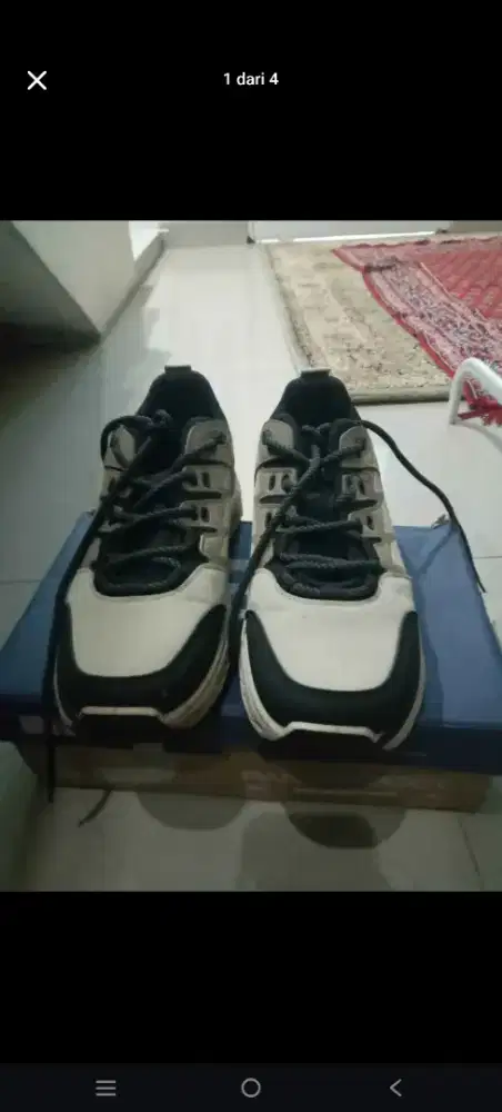 Sepatu tidak terpakai