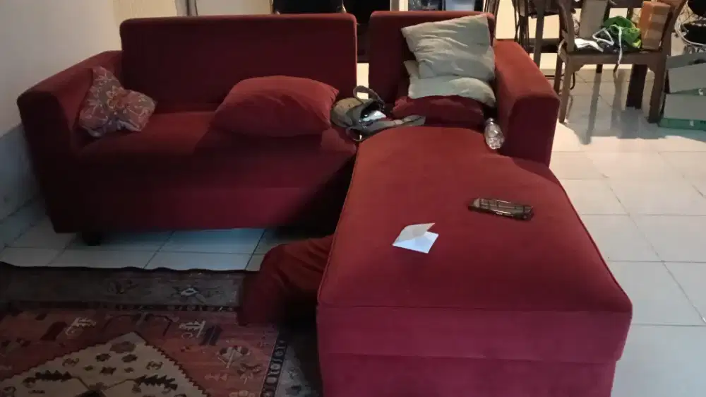 sofa merah Letter L