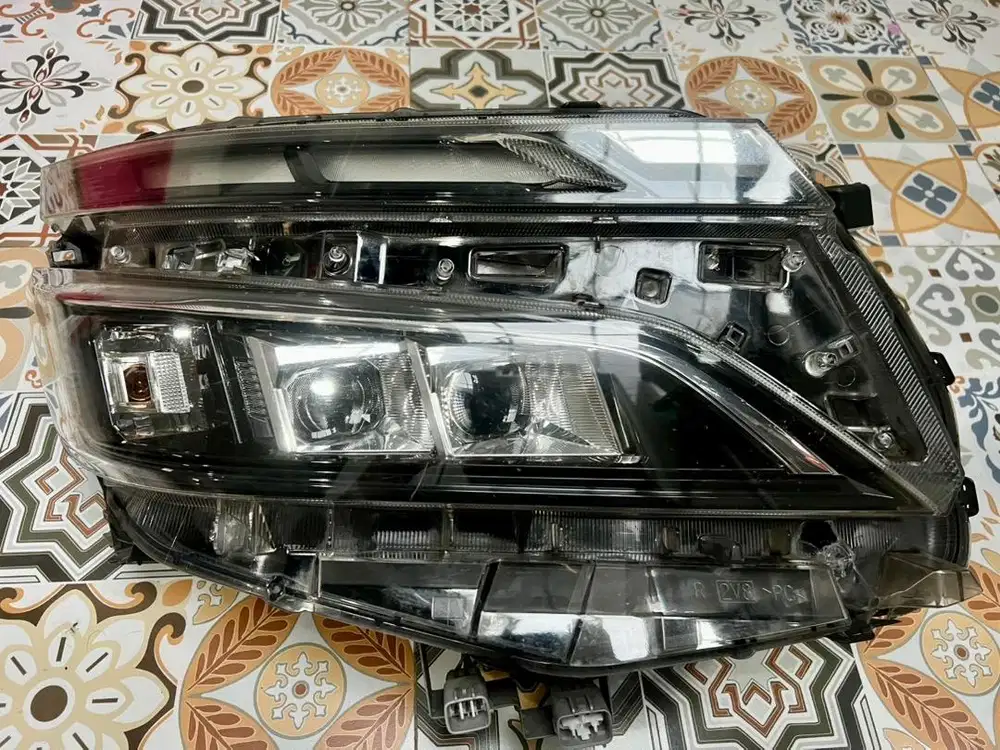 Headlamp Kanan Toyota Voxy 2019 - Original Copotan