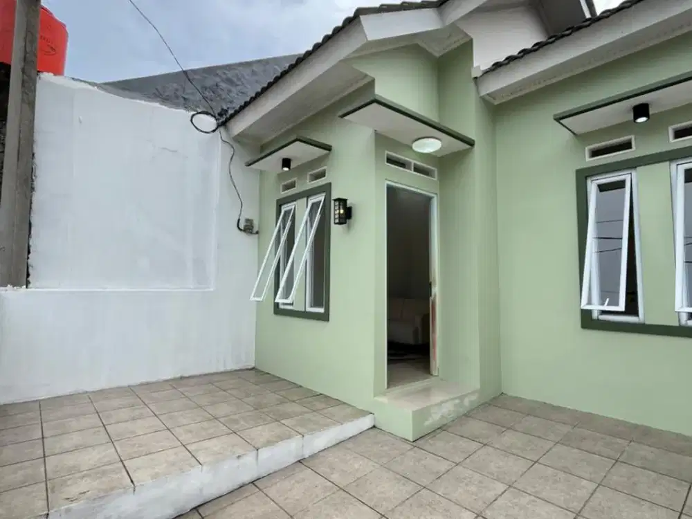 Dijual Rumah Dengan Carport dan Garasi Luas