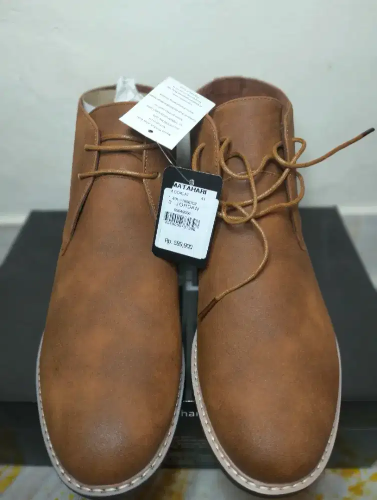 Sepatu Boot Baru lengkap Tag Harga