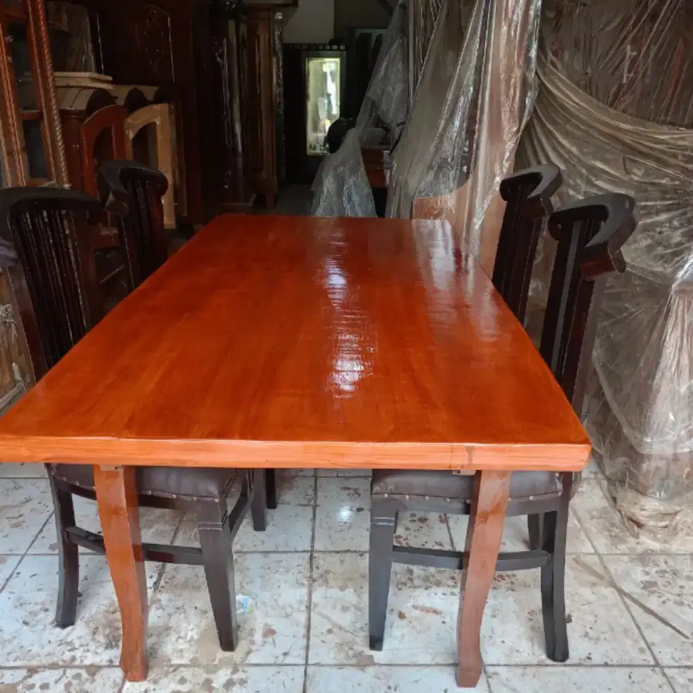 Meja makan kayu jati 4 kursi bekas dah melamin. Seperti baru