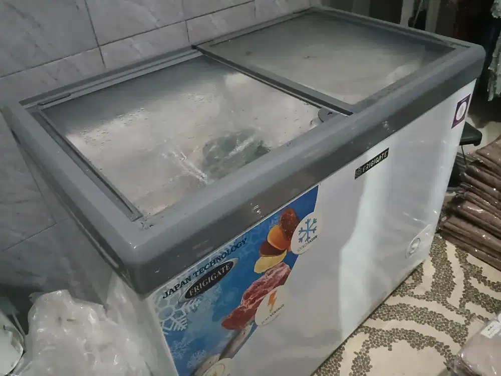 Dijual freezer masih bagus banget