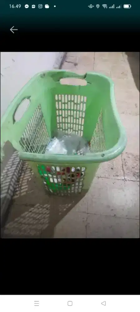 Keranjang pakaian warna hijau