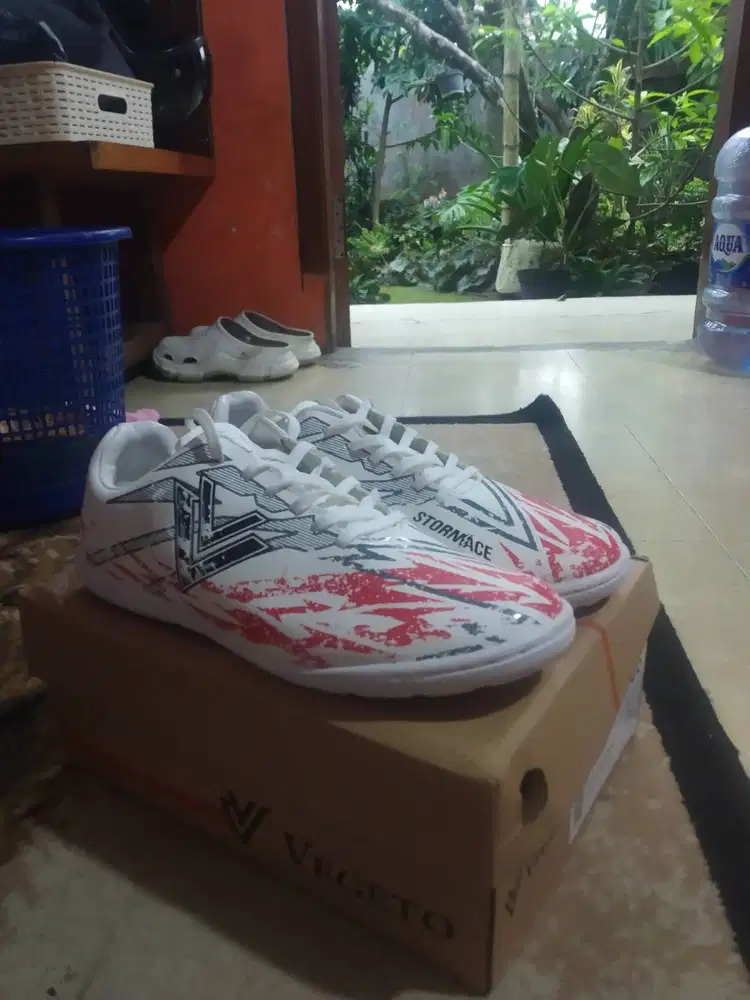 merek vegeto,model stormace ID warna putih , umur 11,12,13,jenis indor