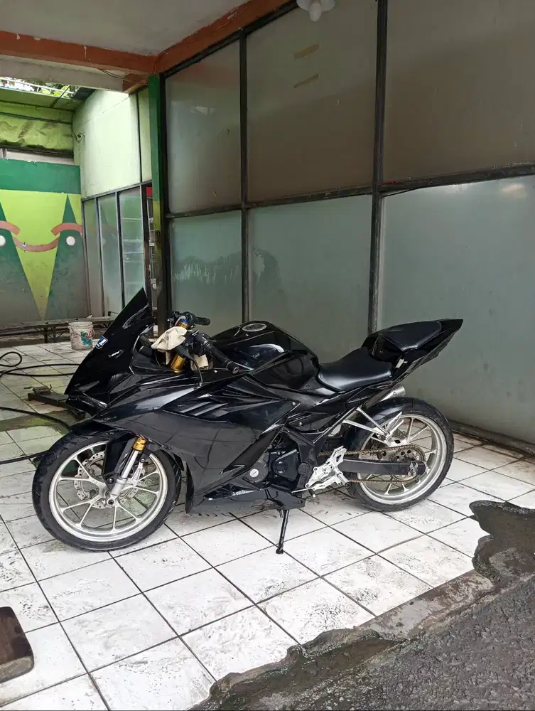 CBR Hitam glossy 150r