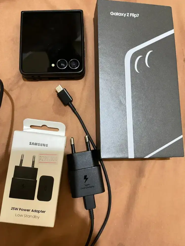 Samsung Galaxy Z Flip 7 – Mulus, Garansi Aktif!