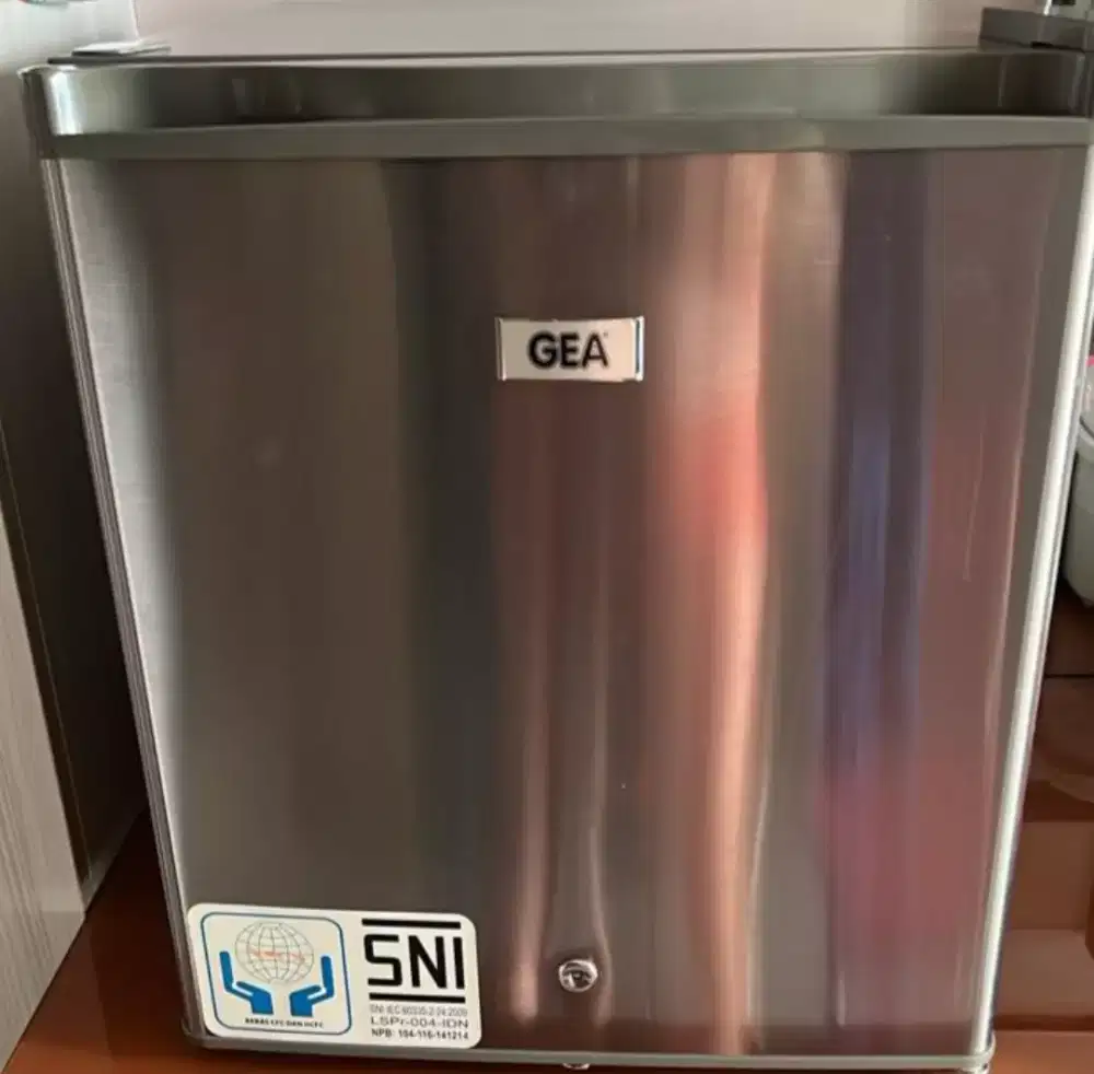 Kulkas mini bar merek GEA