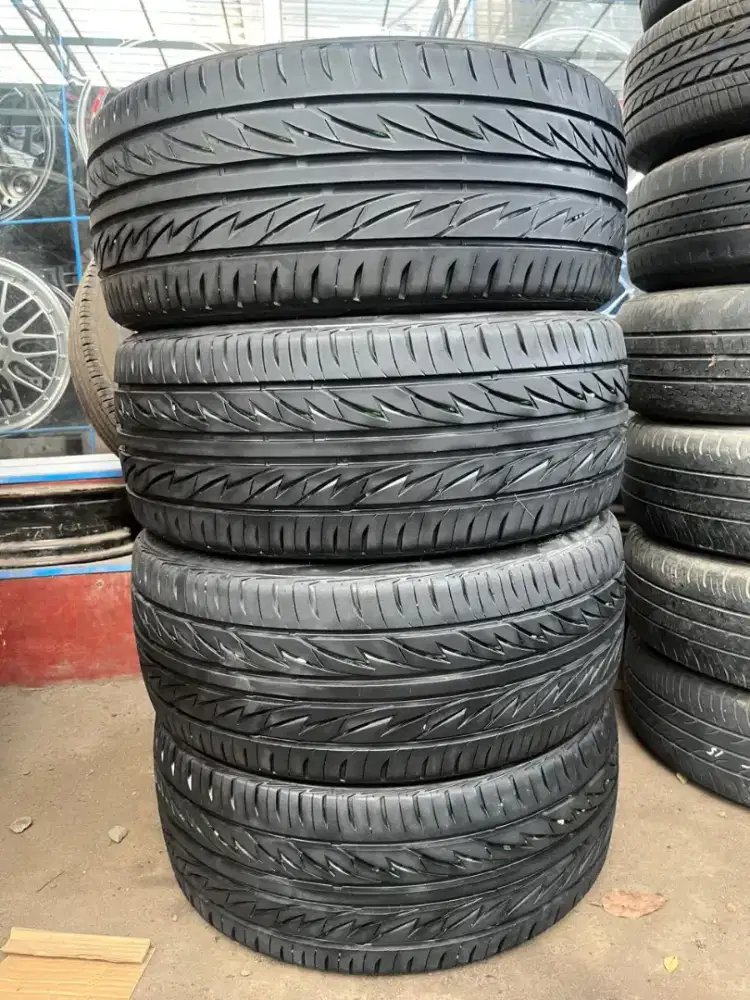 Bridgestone 225/40 R18 kondisi 95% tahun 2025 4pcs