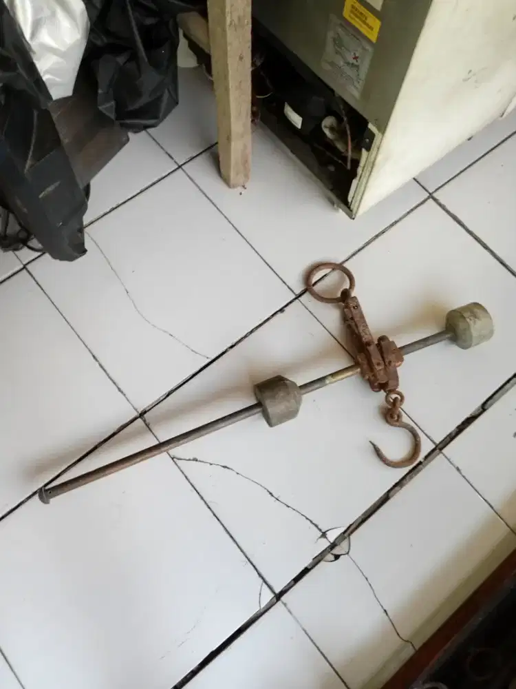 Timbangan gantung Kuningan