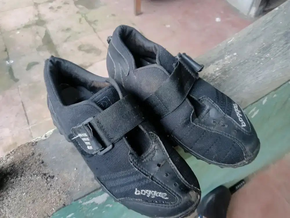 Sepatu sepeda gunung