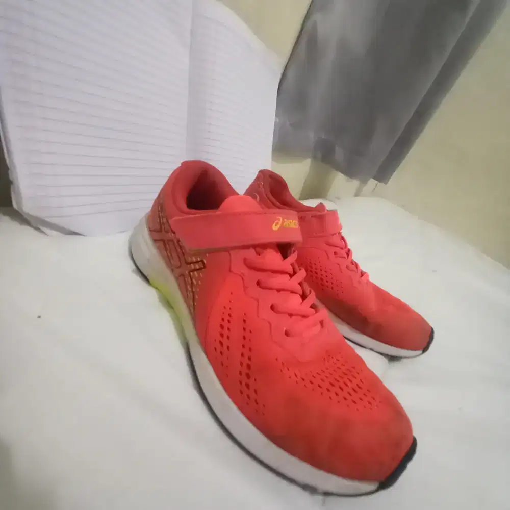 Sepatu olahraga anak ukuran 34