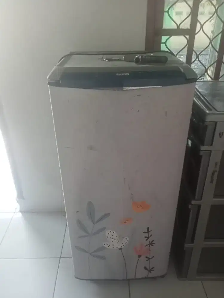 Dijual cepat kulkas sanyo