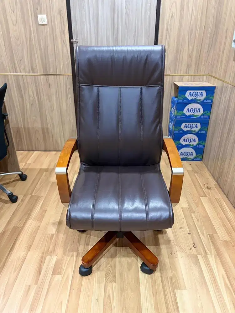 kursi direktur baruu