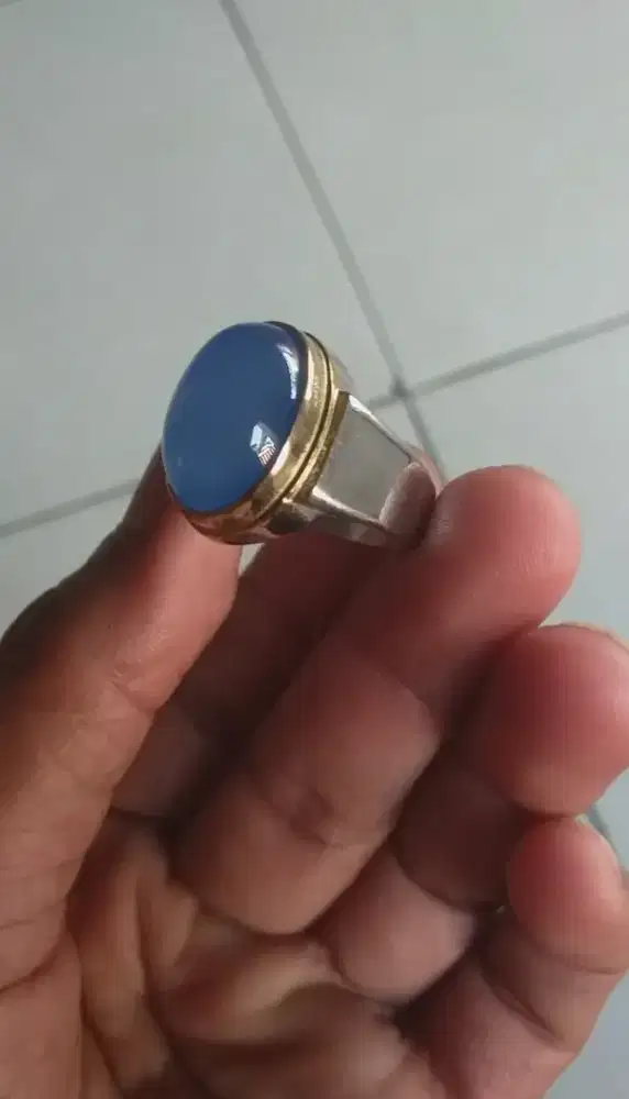 Batu kalsedon biru langit