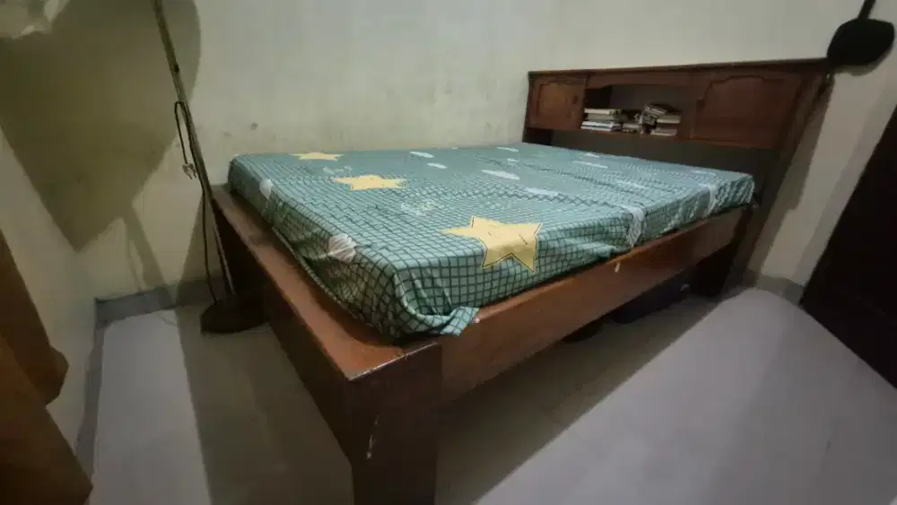 Tempat Tidur Kayu Jati