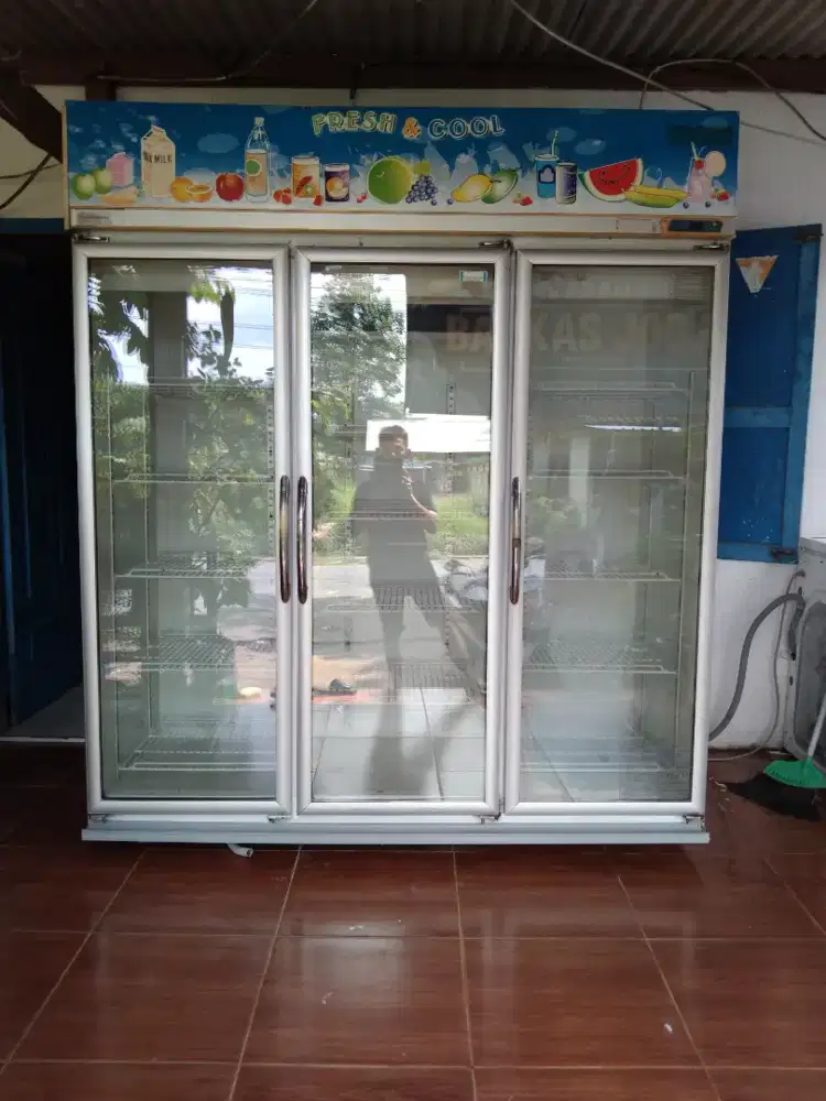 Showcase Tiga Pintu Dijual Cepat