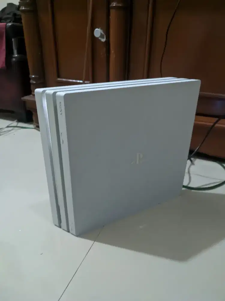 Pes 4 pro 1 TB, seri 72 terbaru, hen 11.00 warna putih, stik ada 1