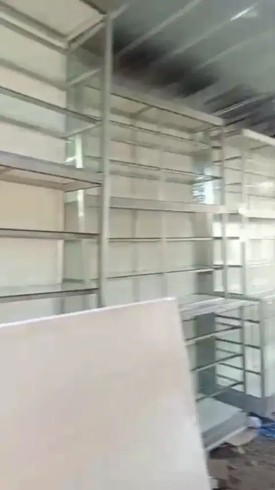 Etalasae ukuran panjang 1,5 m ada 9 lemari mau di borongkan semua
