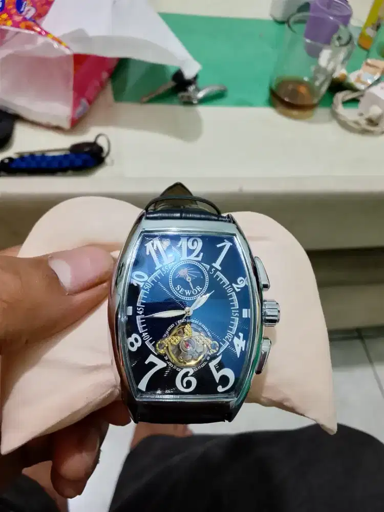 Jam tangan Sewor kinetik