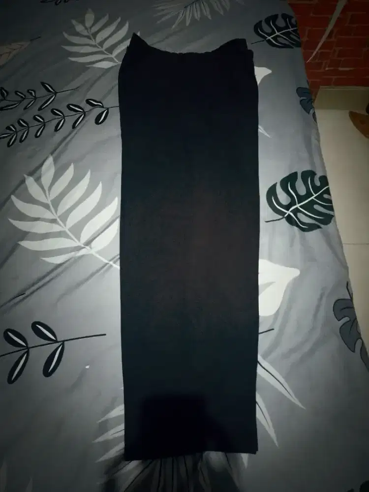 Celana bahan hitam pekat
