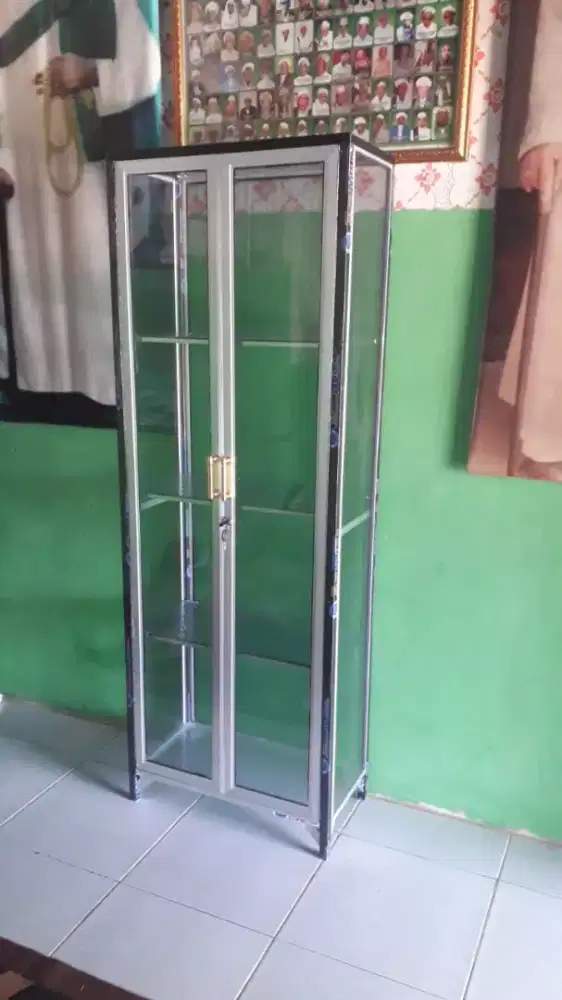 Lemari hias boneka tas barang baru murah