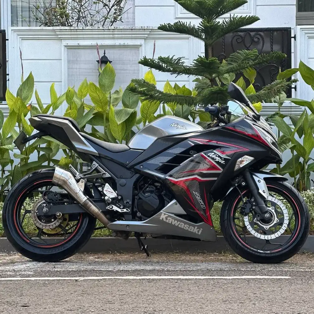 Jual cepat KAWASAKI NINJA 250 ABS TH 2014 Warna Hitam perfect conditio