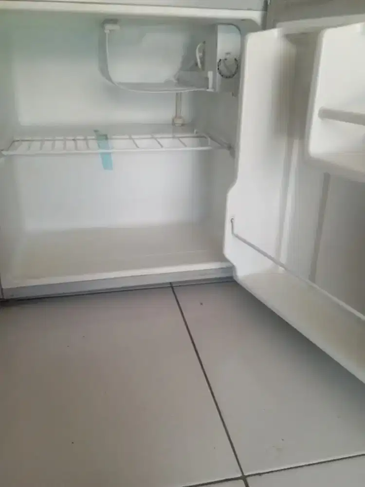 Kulkas portable Midea