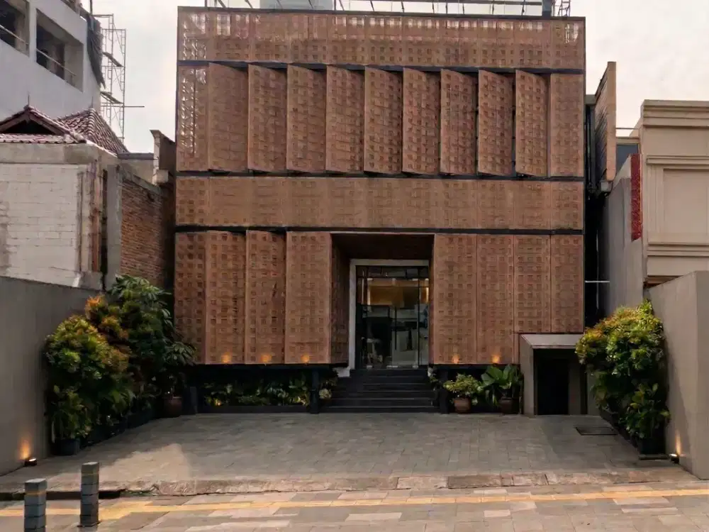 RUANG USAHA LANTAI 3 DI SENOPATI GUNAWARMAN ADA LIFT LOKASI STRATEGIS